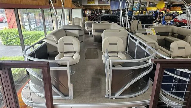 The Image of Sun Tracker Fishin' Barge 22 XP3 2025 - 1