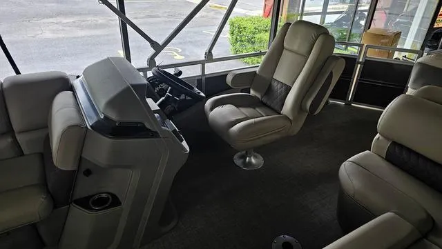 Slide: The Image of Sun Tracker Fishin' Barge 22 XP3 2025 - 10