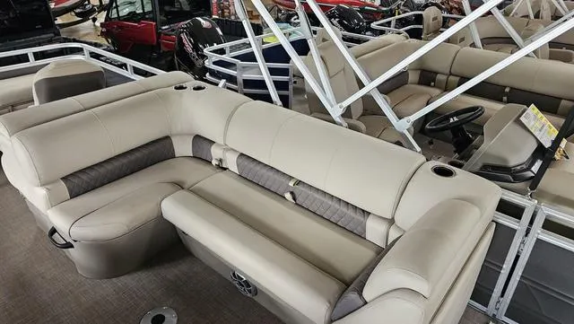 Slide: The Image of Sun Tracker Fishin' Barge 22 XP3 2025 - 11