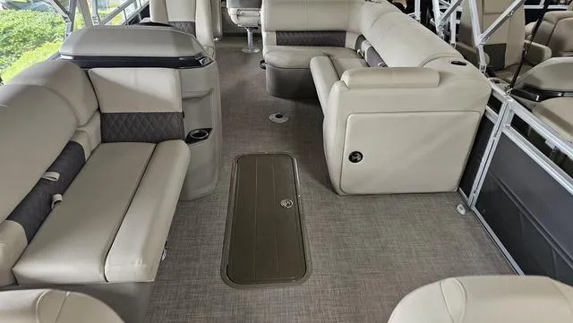 Slide: The Image of Sun Tracker Fishin' Barge 22 XP3 2025 - 14