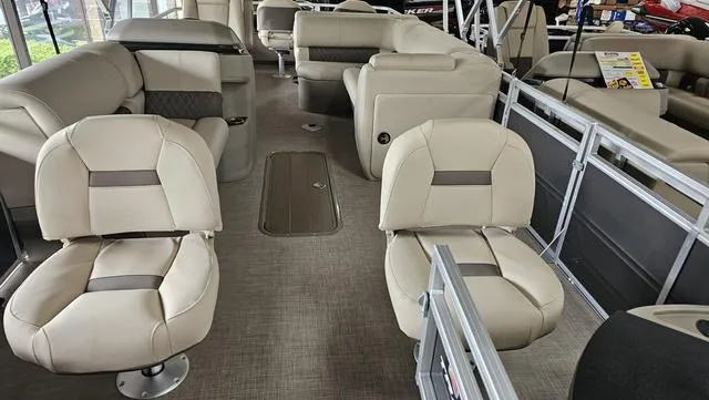 Slide: The Image of Sun Tracker Fishin' Barge 22 XP3 2025 - 15