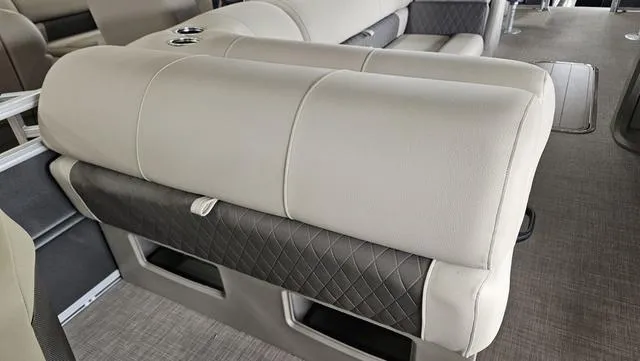 Slide: The Image of Sun Tracker Fishin' Barge 22 XP3 2025 - 5