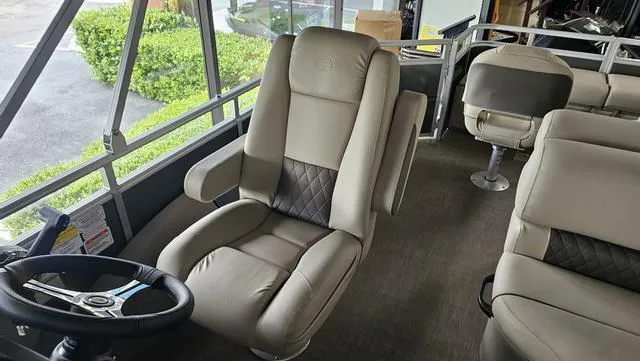 Slide: The Image of Sun Tracker Fishin' Barge 22 XP3 2025 - 9