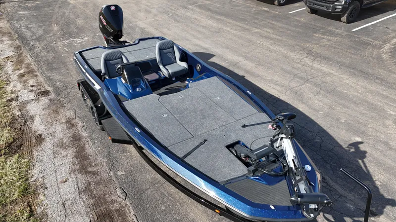 Slide: The Image of 2025 iKon VLX21 fishing boat with spacious deck and modern design. - 4