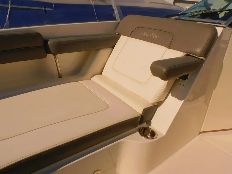 Slide: The Image of Sea Ray 280 Sundeck 2011 - 57