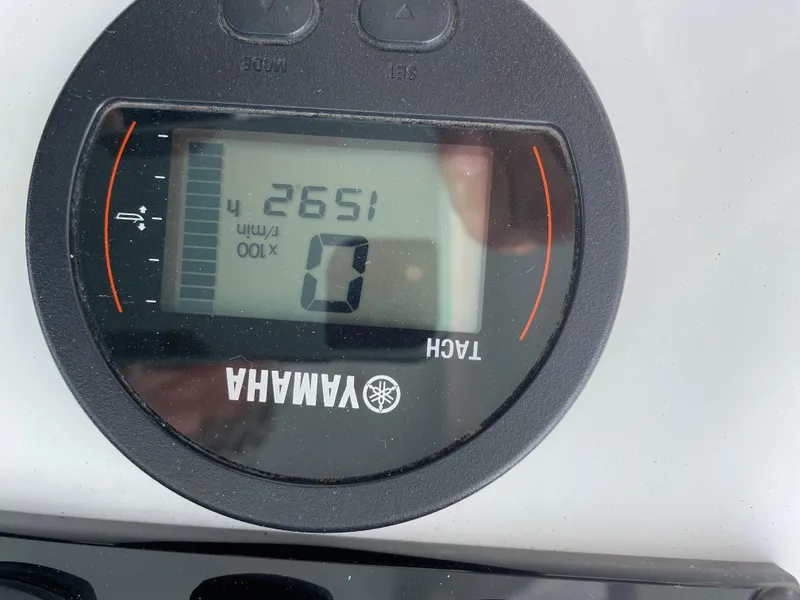 Slide: The Image of Yamaha tachometer display on 2021 Sea Hunt Ultra 219 boat, showing 1952 RPM. - 41