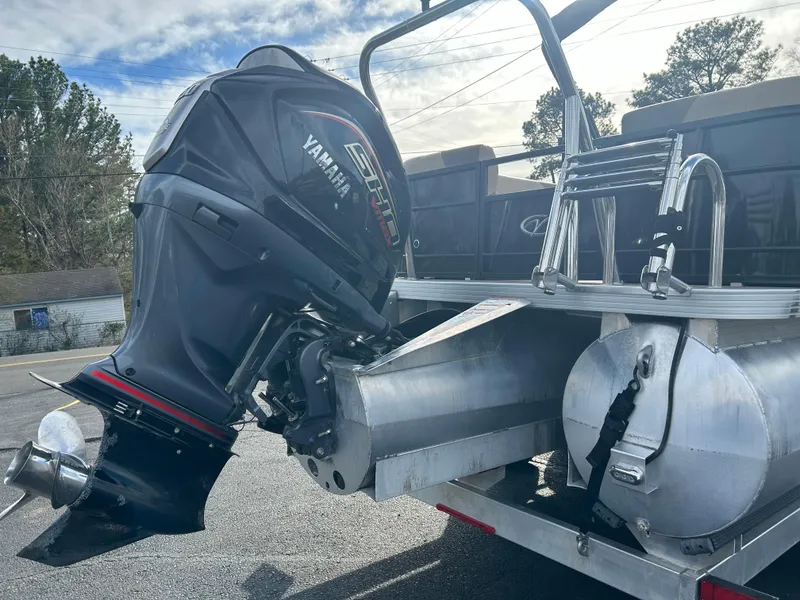 Slide: The Image of 2022 Veranda Relax VR25RC pontoon boat with Yamaha outboard motor, rear view. - 12