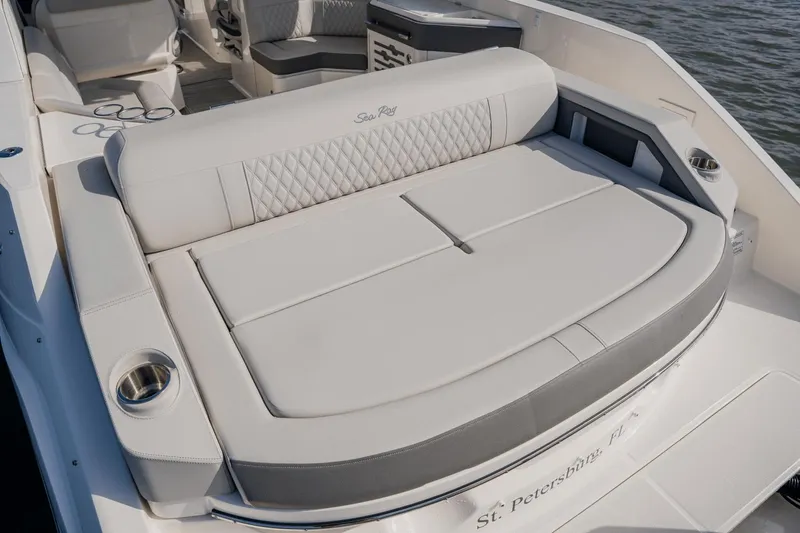 Slide: The Image of Sea Ray 310 SLX Outboard 2024 - 40