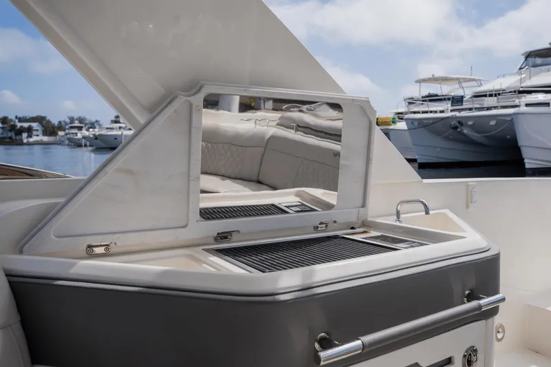 Slide: The Image of Sea Ray 310 SLX Outboard 2024 - 52