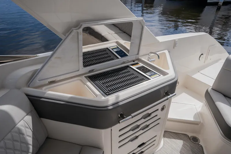 Slide: The Image of Sea Ray 310 SLX Outboard 2024 - 53