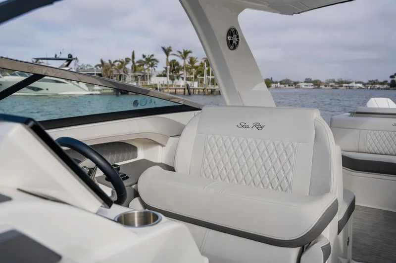 Slide: The Image of Sea Ray 310 SLX Outboard 2024 - 81
