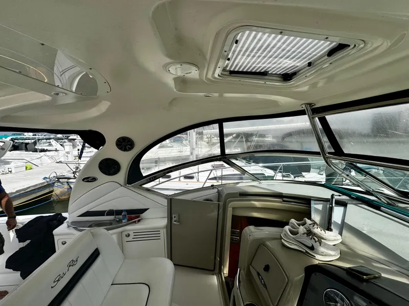 Slide: The Image of Interior of 2007 Sea Ray 40 Sundancer yacht with modern design and comfortable seating. - 34