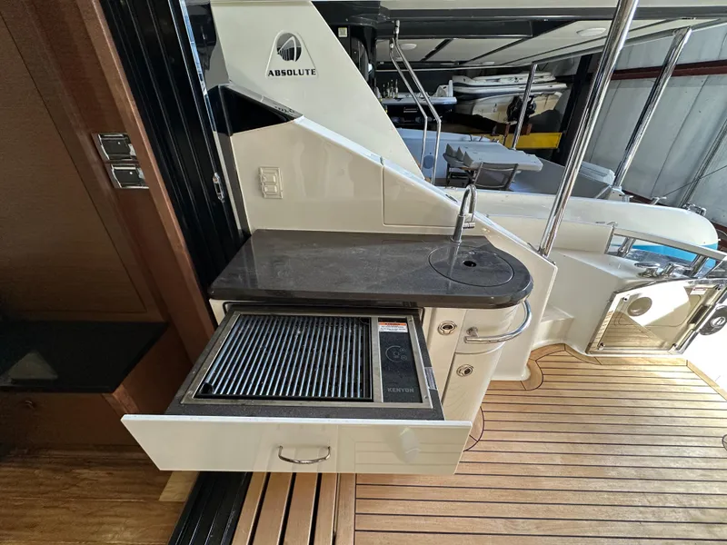 Slide: The Image of Outdoor kitchen area on 2015 Sea Ray L650 Fly yacht with grill and sink. - 21
