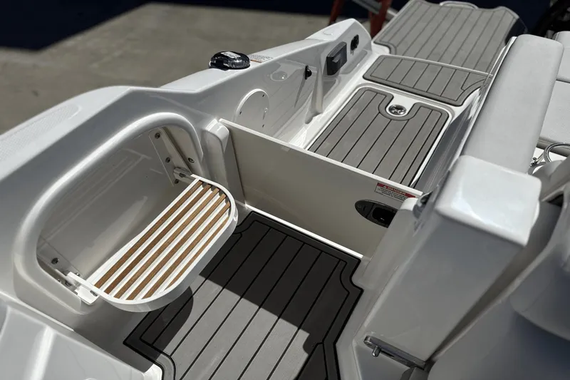 Slide: The Image of Sea Ray SDX 290 Outboard 2024 - 16