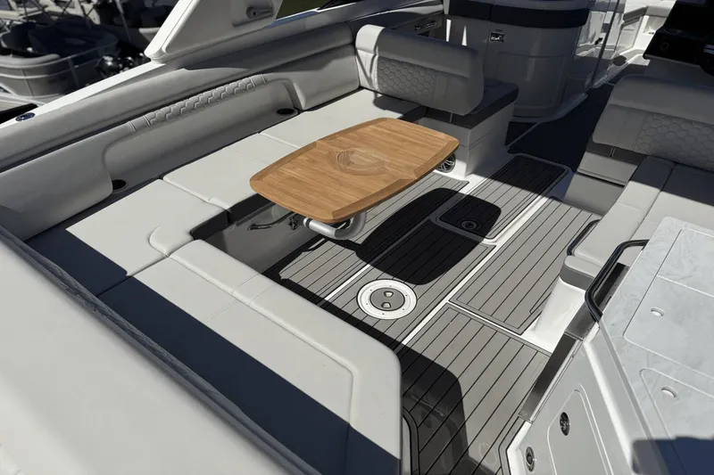 Slide: The Image of Sea Ray SDX 290 Outboard 2024 - 17