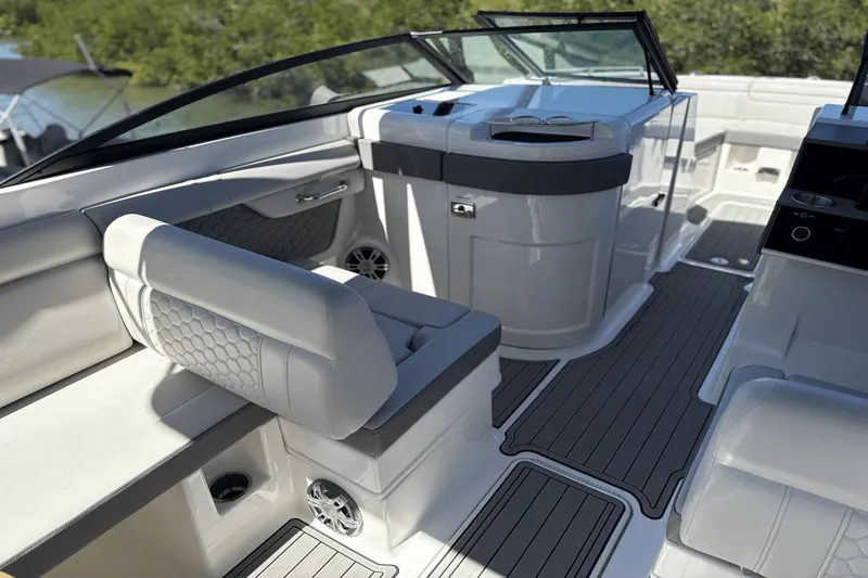Slide: The Image of Sea Ray SDX 290 Outboard 2024 - 23