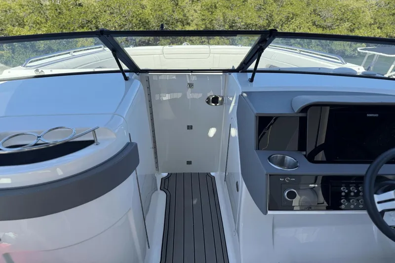 Slide: The Image of Sea Ray SDX 290 Outboard 2024 - 31