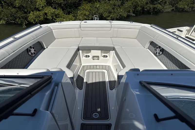 Slide: The Image of Sea Ray SDX 290 Outboard 2024 - 32