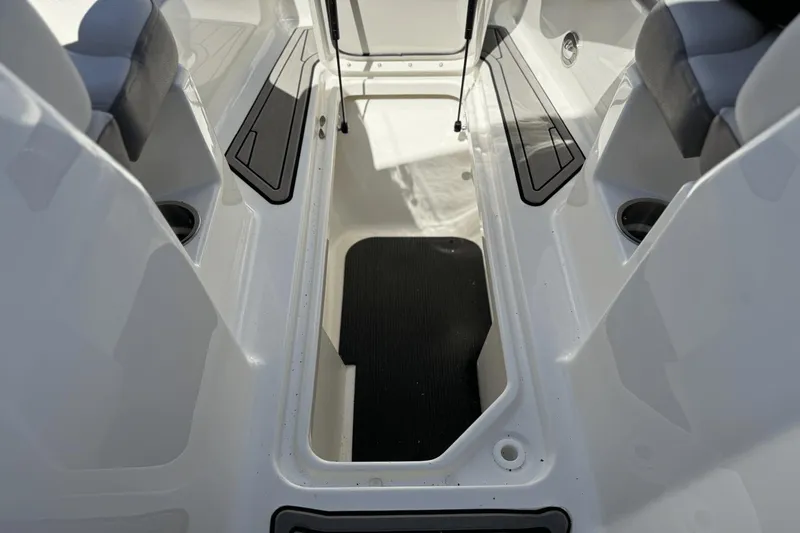 Slide: The Image of Sea Ray SDX 290 Outboard 2024 - 33