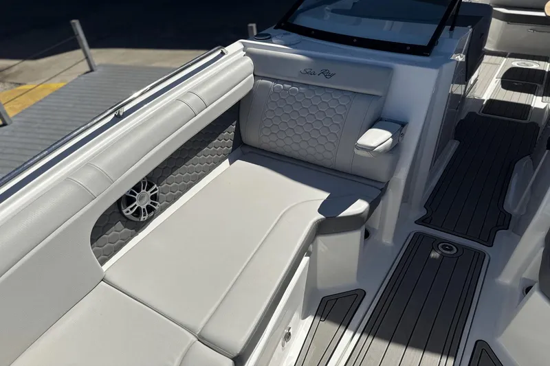 Slide: The Image of Sea Ray SDX 290 Outboard 2024 - 35