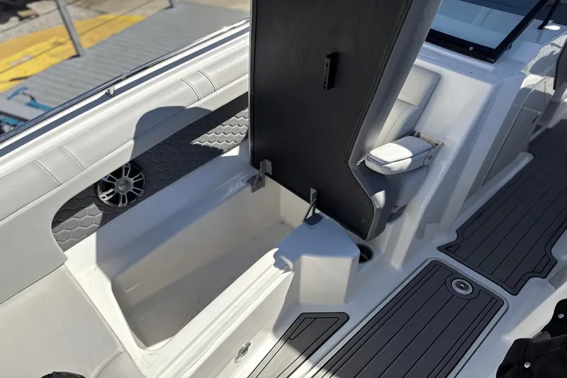 Slide: The Image of Sea Ray SDX 290 Outboard 2024 - 36