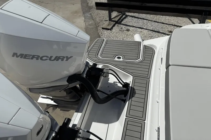 Slide: The Image of Sea Ray SDX 290 Outboard 2024 - 8