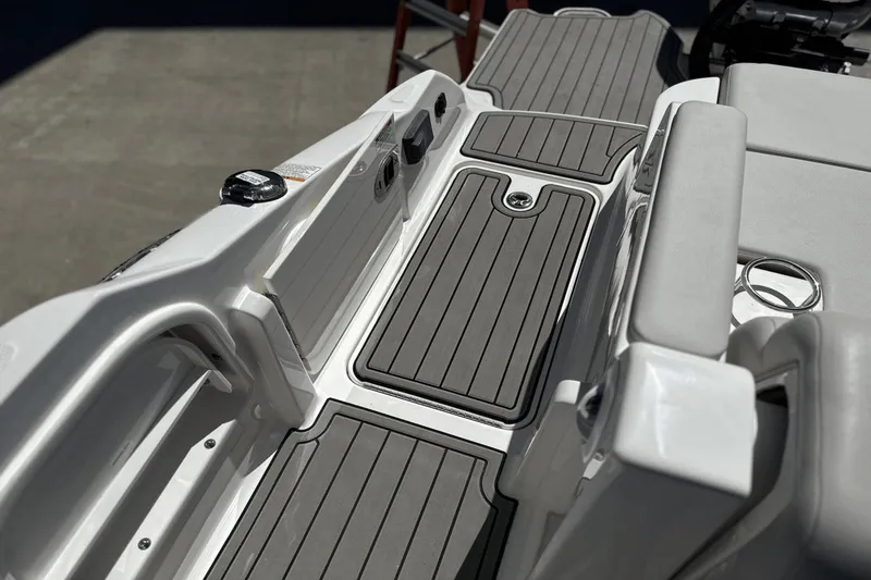 Slide: The Image of Sea Ray SDX 290 Outboard 2024 - 9