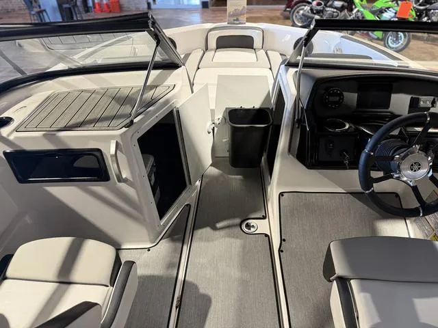 Slide: The Image of Yamaha SX195 2025 - 9