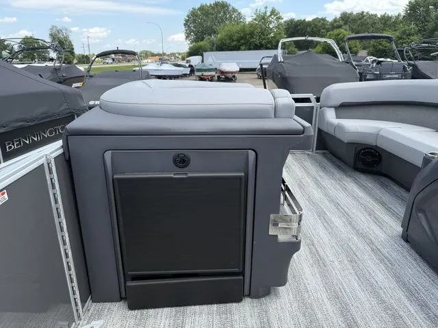 Slide: The Image of Bennington M Swingback 22 MSB Pontoon 2025 - 22