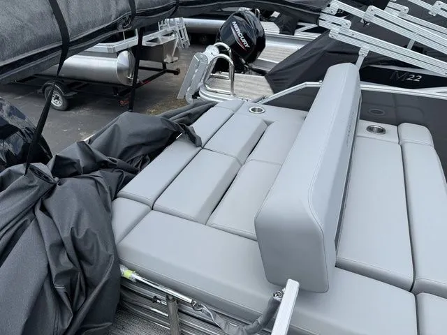 Slide: The Image of Bennington M Swingback 22 MSB Pontoon 2025 - 27