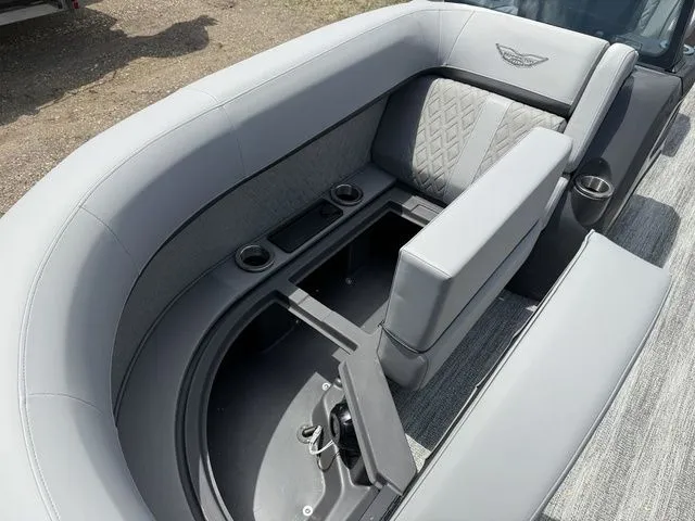 Slide: The Image of Bennington M Swingback 22 MSB Pontoon 2025 - 9