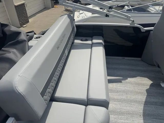 Slide: The Image of Bennington M Swingback 22 MSB Pontoon 2025 - 23