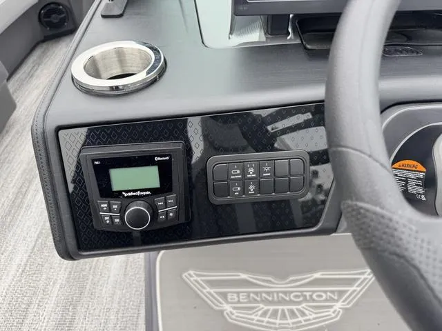 Slide: The Image of Bennington M Swingback 22 MSB Tritoon 2025 - 11