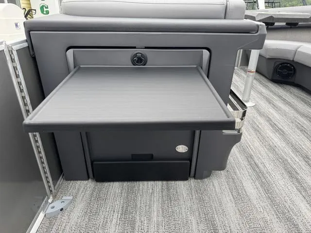 Slide: The Image of Bennington M Swingback 22 MSB Tritoon 2025 - 17