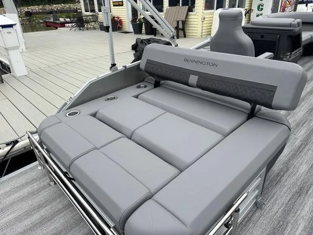 Slide: The Image of Bennington M Swingback 22 MSB Tritoon 2025 - 20