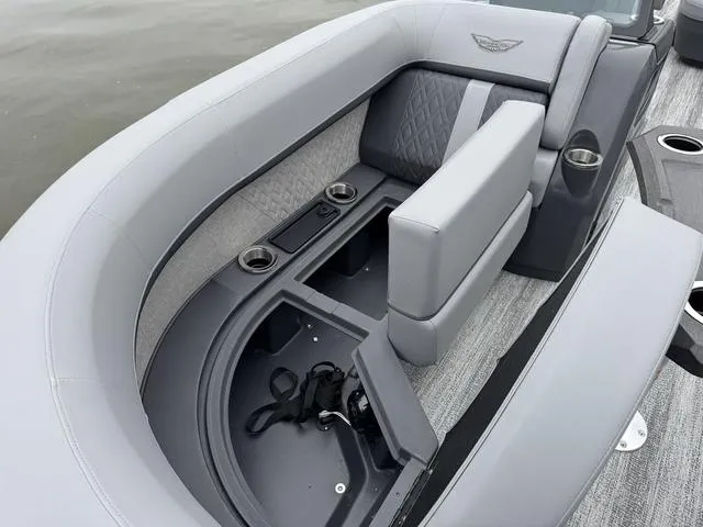 Slide: The Image of Bennington M Swingback 22 MSB Tritoon 2025 - 7