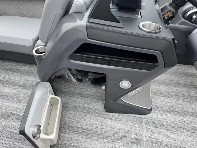 Slide: The Image of Bennington M Swingback 22 MSB Tritoon 2025 - 9