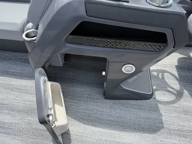 Slide: The Image of Bennington M Swingback 22 MSB Pontoon 2025 - 13