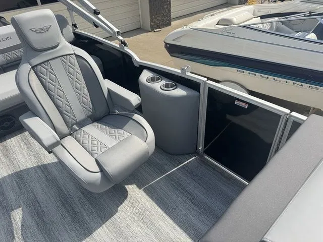 Slide: The Image of Bennington M Swingback 22 MSB Pontoon 2025 - 18