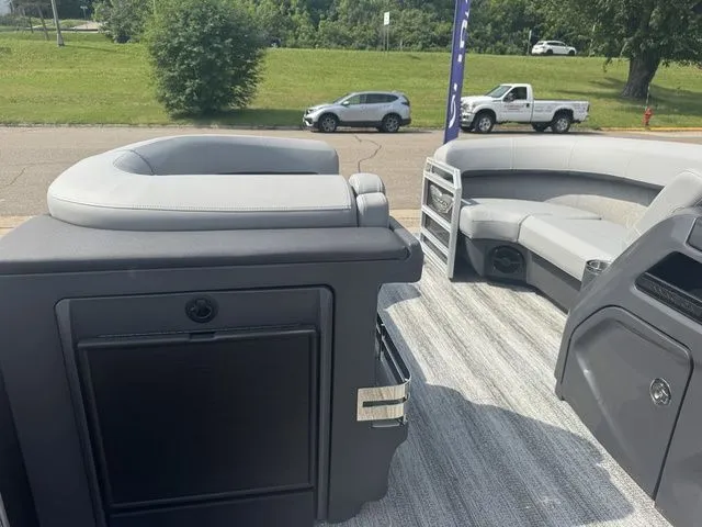 Slide: The Image of Bennington M Swingback 22 MSB Pontoon 2025 - 19