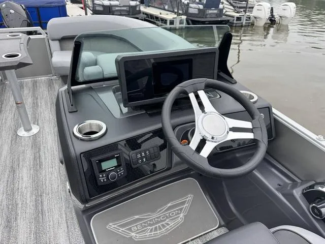 Slide: The Image of Bennington M Swingback 22 MSB Tritoon 2025 - 10