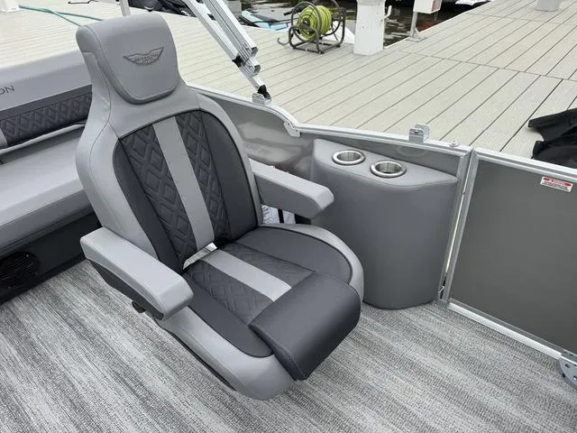 Slide: The Image of Bennington M Swingback 22 MSB Tritoon 2025 - 14