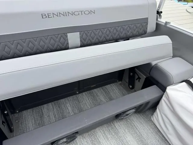 Slide: The Image of Bennington M Swingback 22 MSB Tritoon 2025 - 19