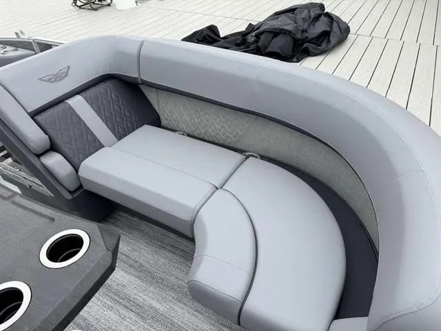 Slide: The Image of Bennington M Swingback 22 MSB Tritoon 2025 - 4