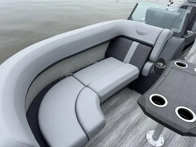 Slide: The Image of Bennington M Swingback 22 MSB Tritoon 2025 - 6