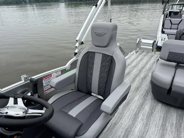 Slide: The Image of Bennington M Swingback 22 MSB Tritoon 2025 - 8