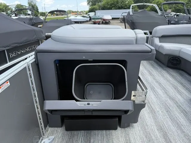 Slide: The Image of Bennington M Swingback 22 MSB Pontoon 2025 - 23