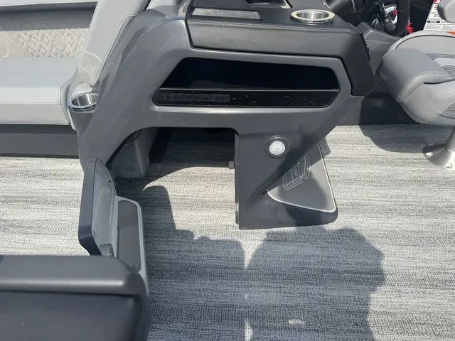 Slide: The Image of Bennington M Swingback 22 MSB Pontoon 2025 - 12