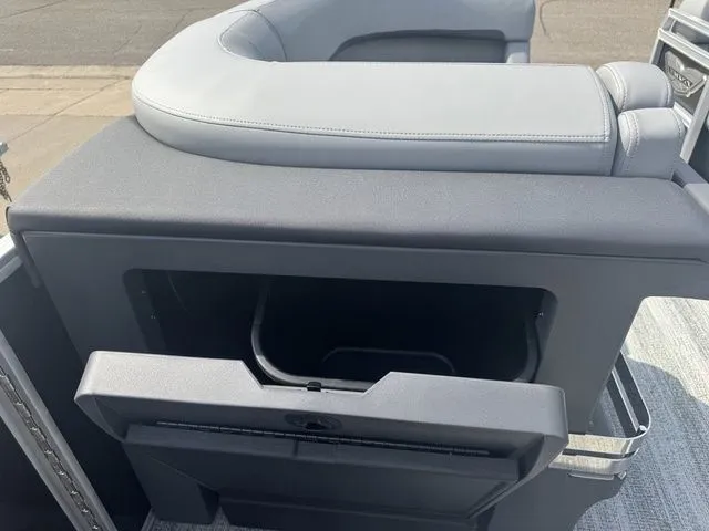 Slide: The Image of Bennington M Swingback 22 MSB Pontoon 2025 - 21