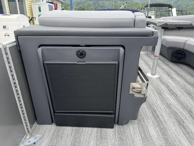 Slide: The Image of Bennington M Swingback 22 MSB Tritoon 2025 - 15